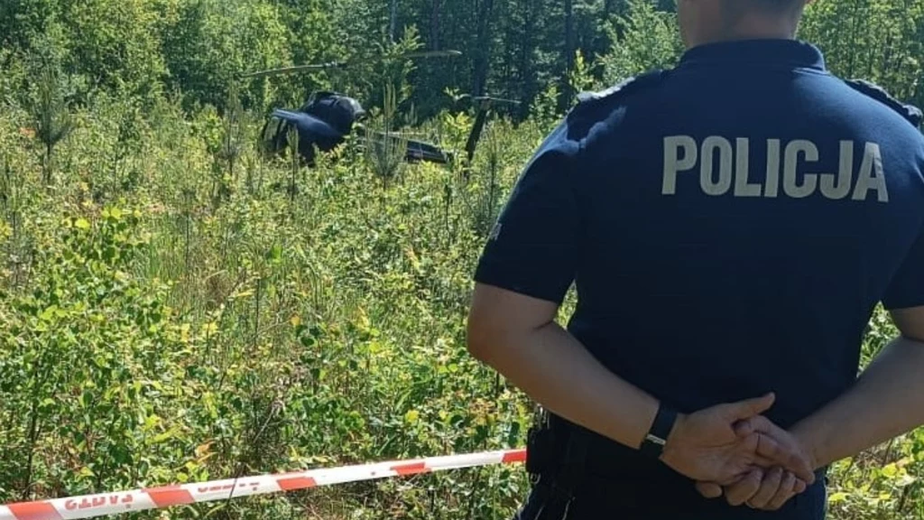 Mazowieckie. Awaryjne lądowanie śmigłowca. Policjanci zabezpieczają miejsce zdarzenia Mazowieckie. Awaryjne lądowanie śmigłowca. Policjanci zabezpieczają miejsce zdarzenia