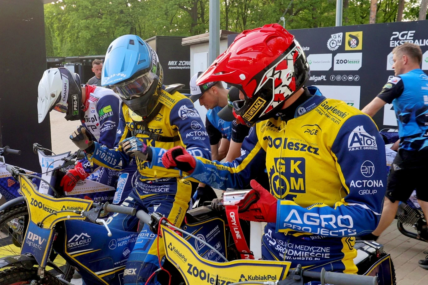 Max Fricke i Kacper Pludra przybijają piątkę przed startem. Max Fricke i Kacper Pludra przybijają piątkę przed startem.