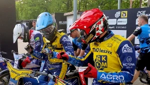 Max Fricke i Kacper Pludra przybijają piątkę przed startem.