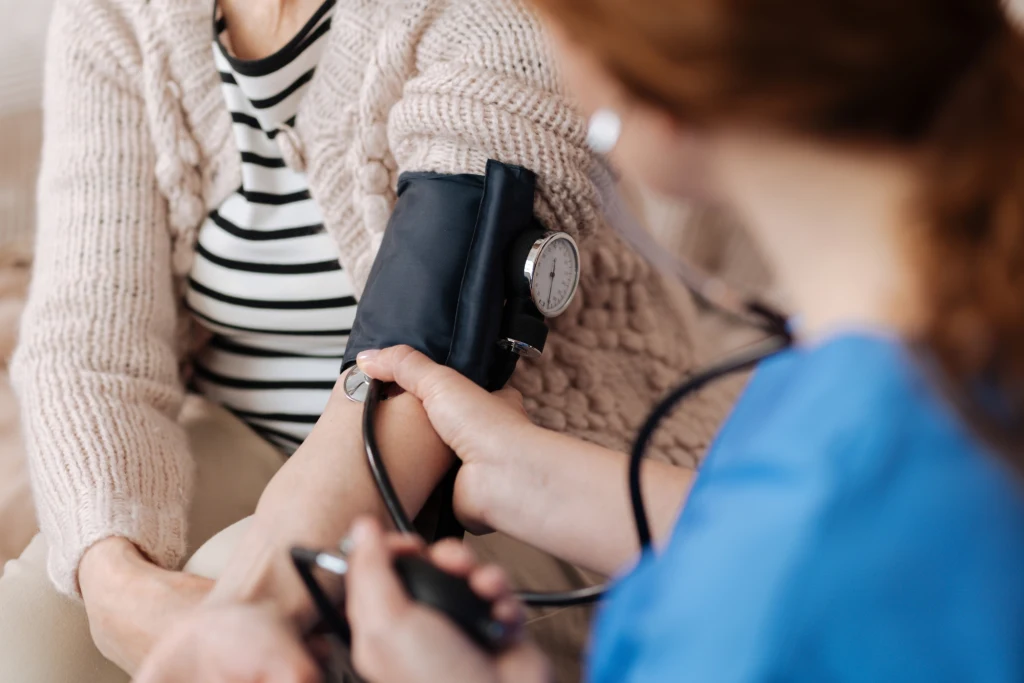 Na nadciśnienie tętnicze choruje coraz więcej osób. Tylko w Polsce za wysokie ciśnienie ma co trzecia osoba dorosła
