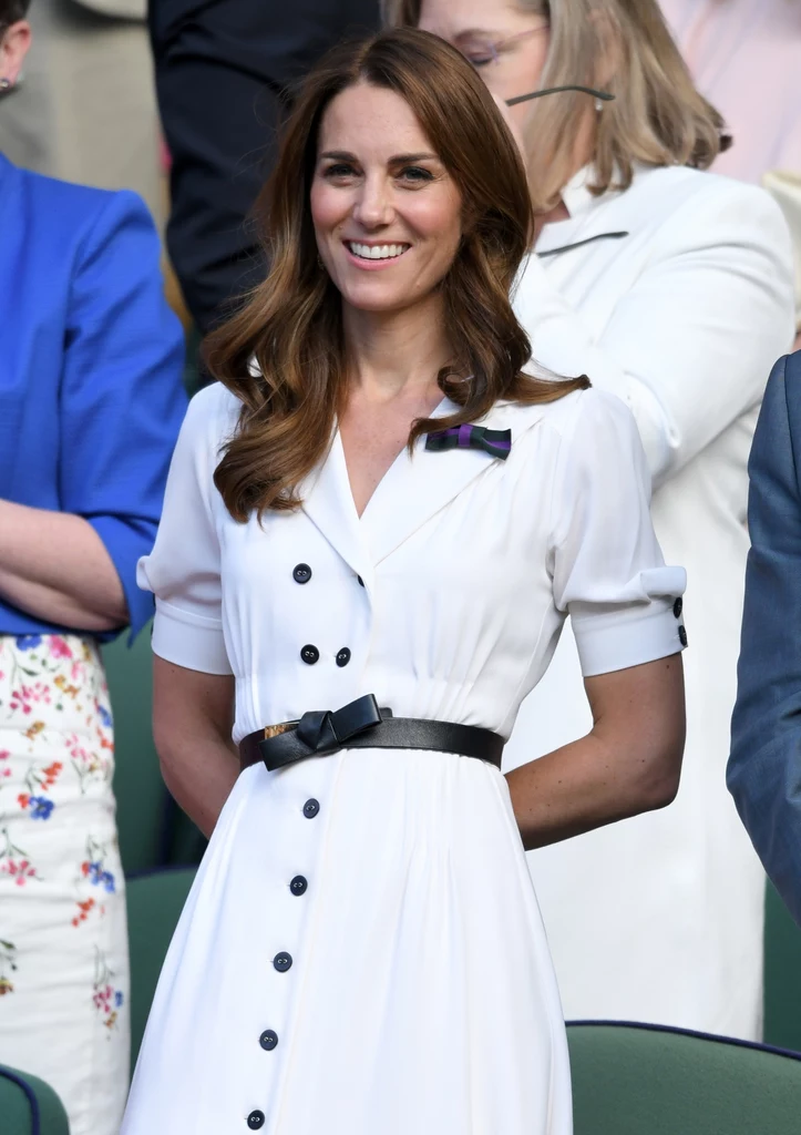 Białą sukienkę księżna Kate polubiła tak bardzo, że założyła ją dwukrotnie 