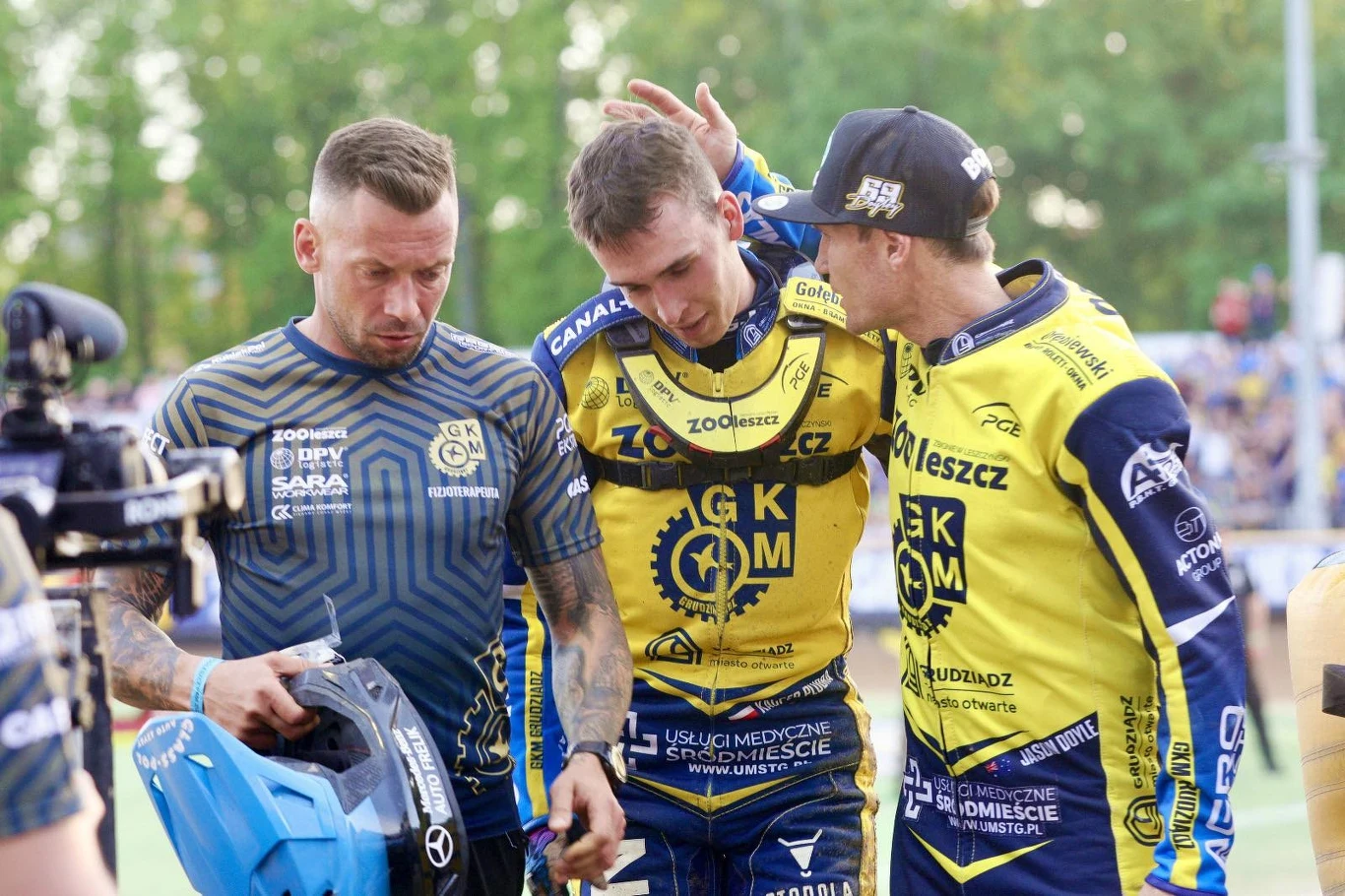 Kacper Pludra pocieszany przez Jasona Doyle'a. Kacper Pludra pocieszany przez Jasona Doyle'a.