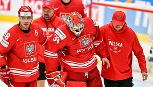 Tomasz Fucik w asyście ludzi ze sztabu i kolegów z kadry opuszczał lodowisko w Ostrawie