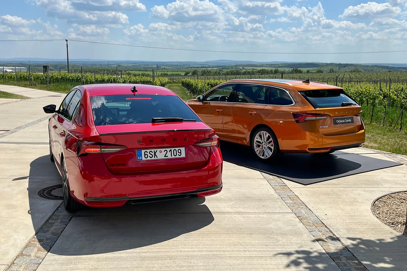 Niedawno Skoda Octavia doczekała się faceliftingu. Z zewnątrz zmiany są zaledwie kosmetyczne Skoda Octavia doczekała się faceliftingu. Z zewnątrz zmiany są zaledwie kosmetyczne