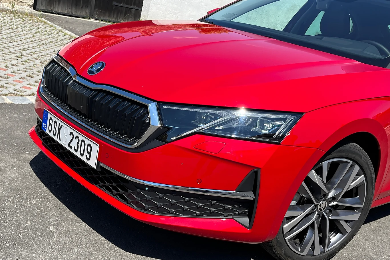 Nieco bardziej dostrzegalne zmiany dotyczą reflektorów i tylnych lamp.