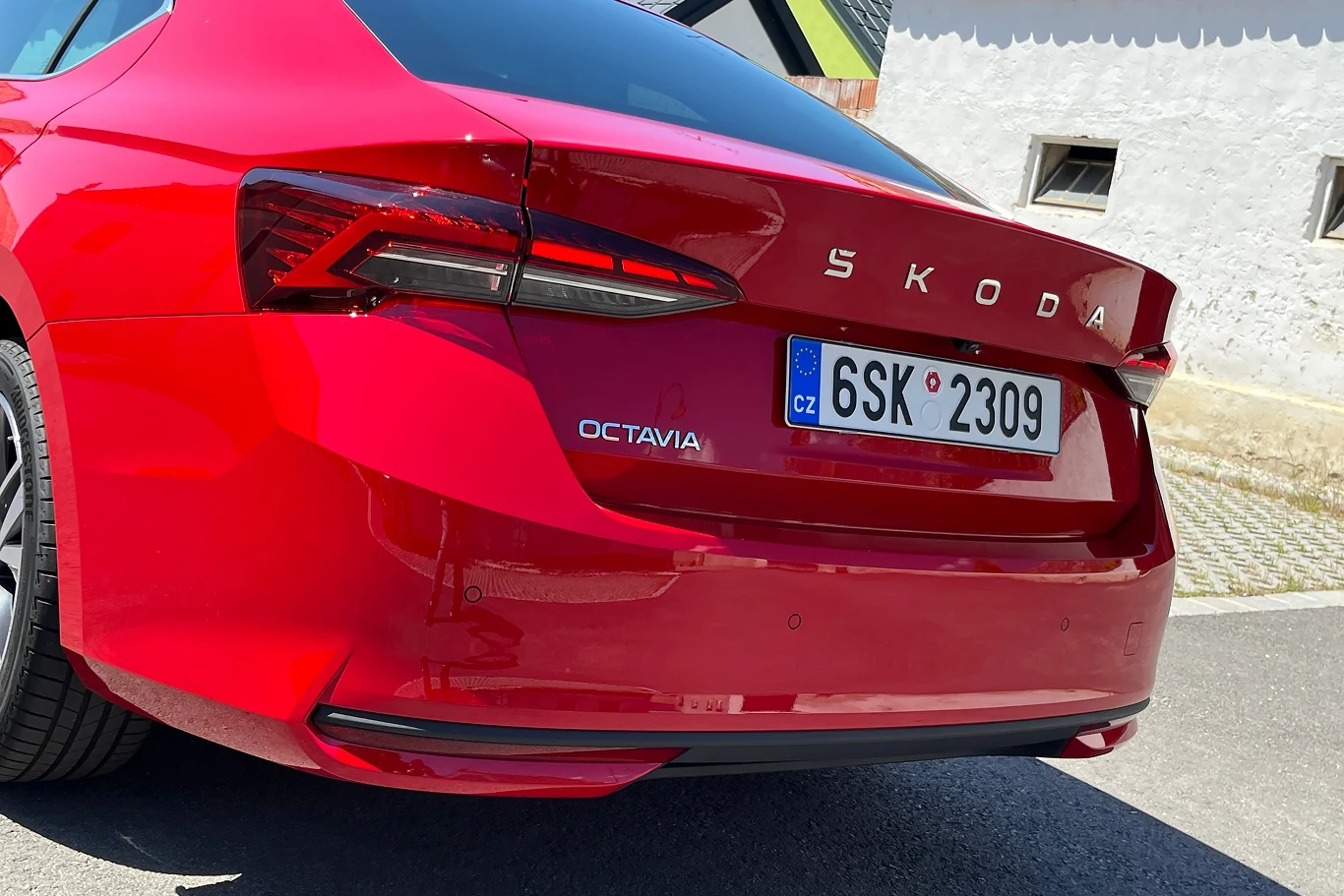 W tylnych lampach zdecydowano się na zmianę elementów ozdobnych a oraz wprowadzono nową animację