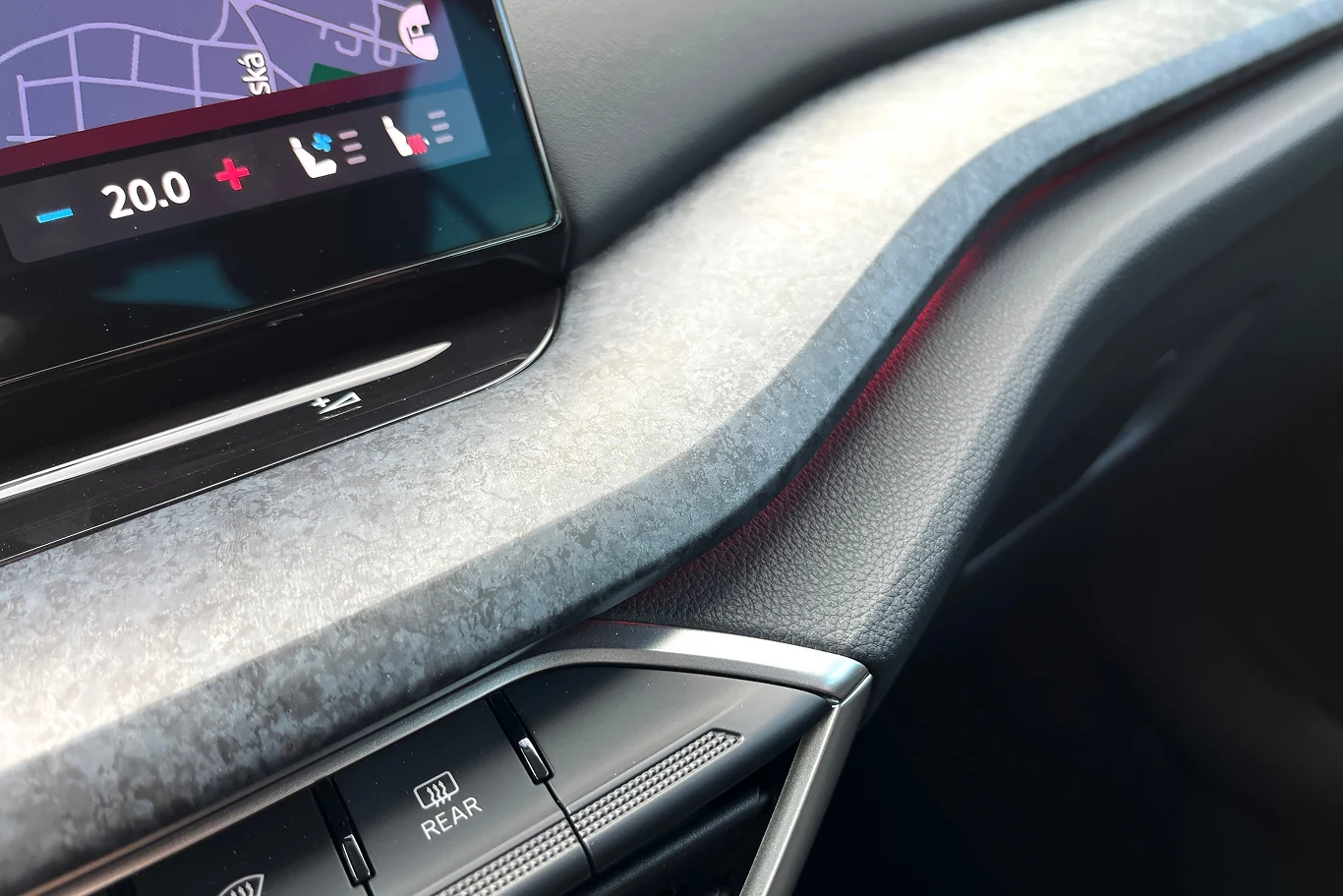 Odświeżona Octavia oferuje m.in. nowe tapicerki, wykończenia i wzory paneli drzwiowych.