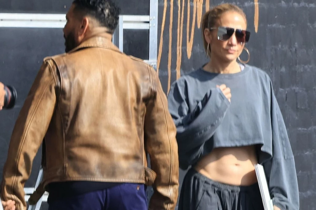 Jennifer Lopez pojawiła się pod studiem tańca w Los Angeles, chwaląc się obrączką na dłoni