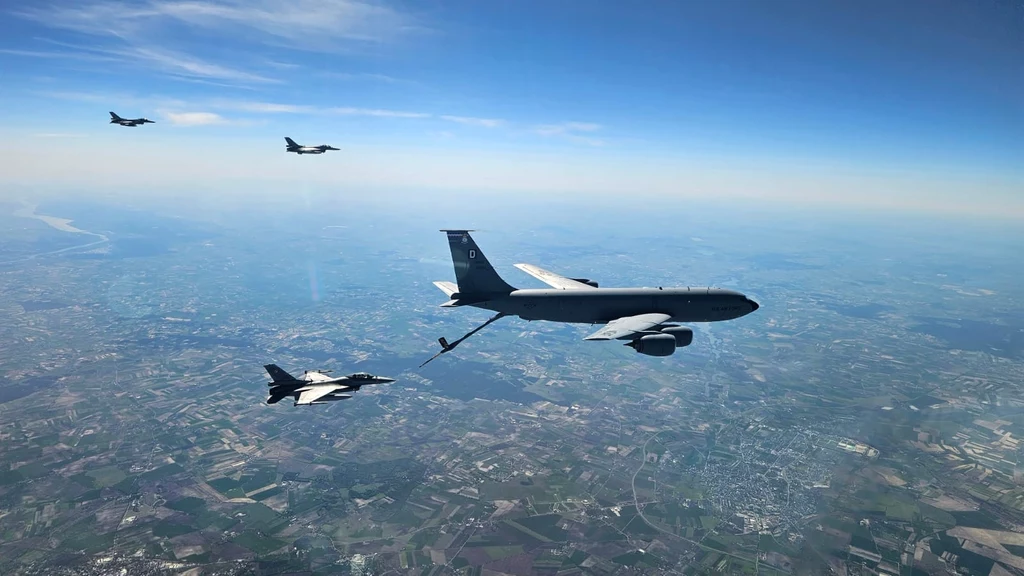 Tak wyglądało tankowanie F-16 w powietrzu Tak wyglądało tankowanie F-16 w powietrzu
