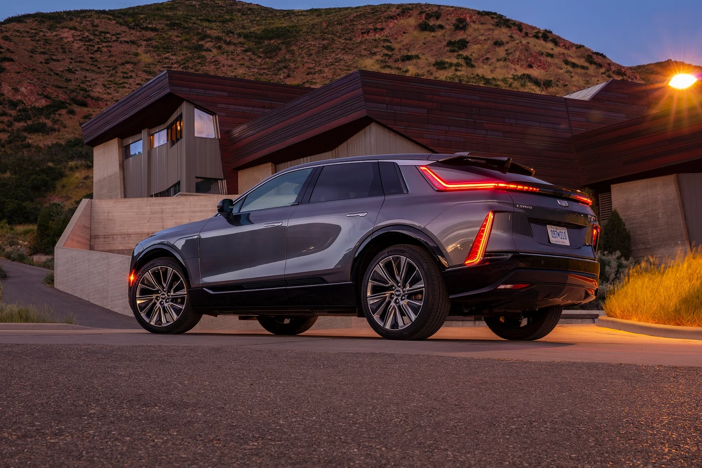 Cadillac Lyric AWD oferuje do 690 kilometrów zasięgu w cyklu miejskim i do 530 kilometrów w cyklu mieszanym.