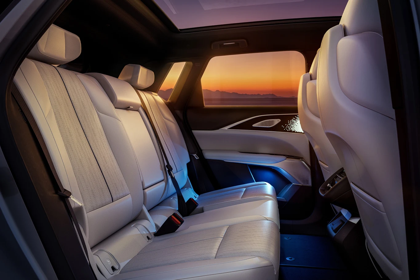 Cadillac Lyriq jest konkurencją dla Mercedesa EQE i Audi Q8 e-tron.