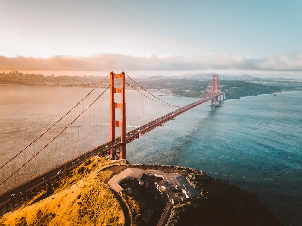 Lotnisko SFO w San Francisco pozwala oglądać Golden Gate.