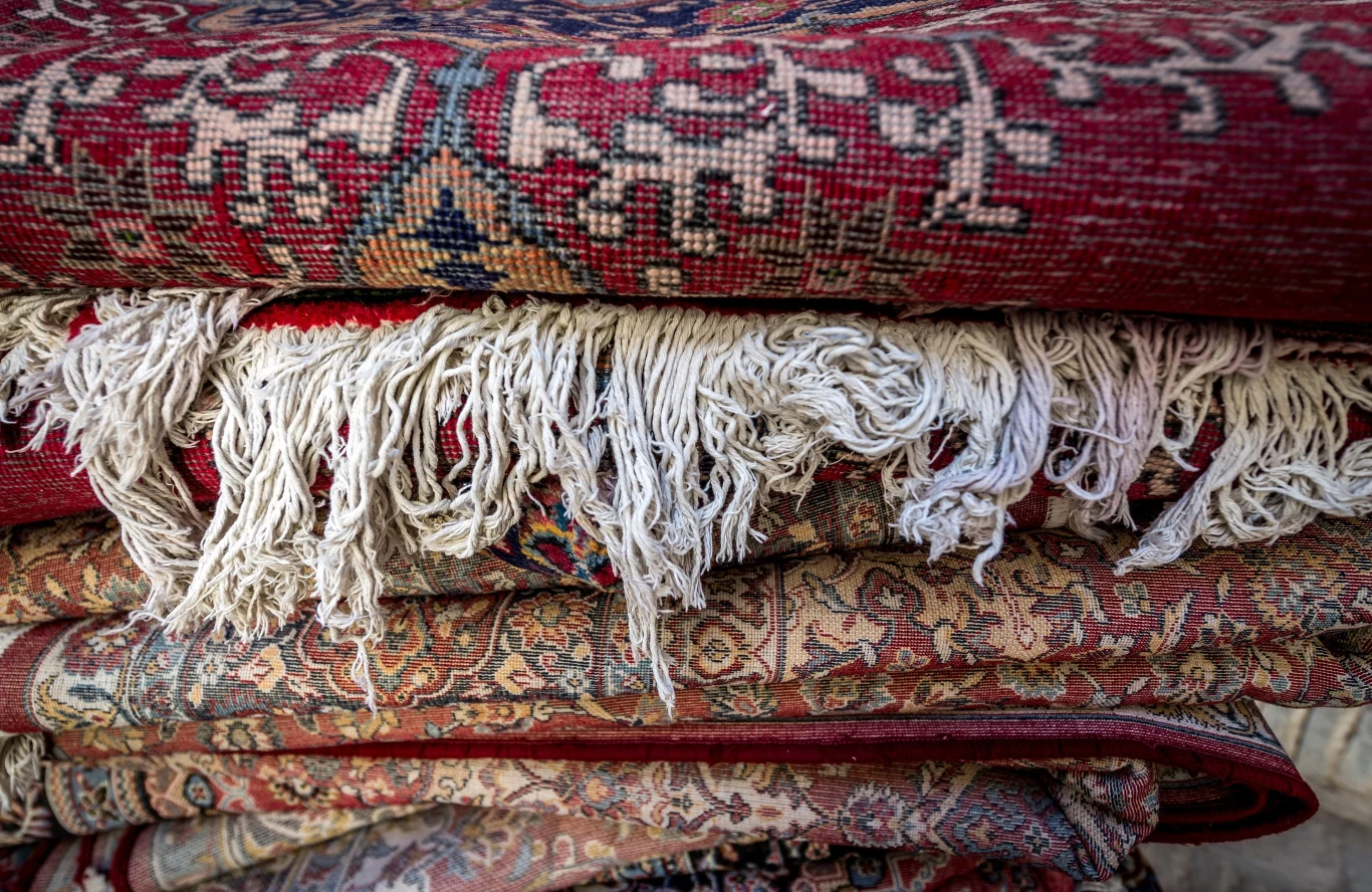 Pokrywka od garnka ma więcej zastosowań, niż myślisz. Wykorzystasz ją do czyszczenia dywanu Pokrywka od garnka ma więcej zastosowań, niż myślisz. Wykorzystasz ją do czyszczenia dywanu