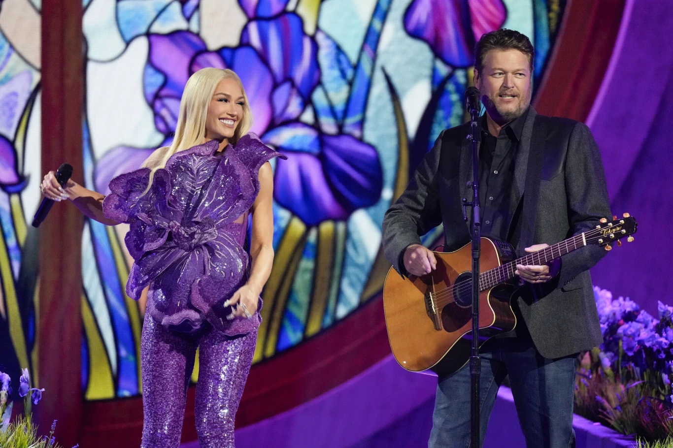 Gwen Stefani w fioletowym zestawie Gwen Stefani w fioletowym zestawie