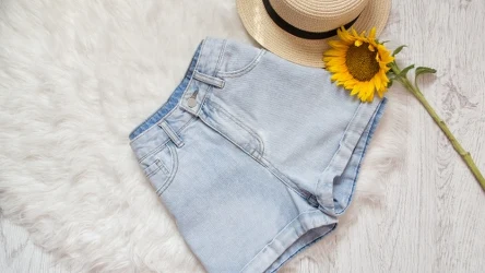 Jeansowe szorty to świetny wybór na lato. Najlepiej wybrać model do połowy uda. 