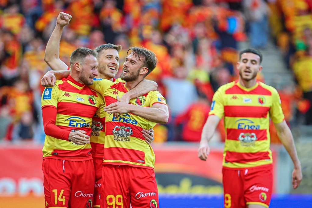 Jagiellonia Białystok po raz pierwszy została mistrzem Polski w piłce nożnej Jagiellonia Białystok po raz pierwszy została mistrzem Polski w piłce nożnej