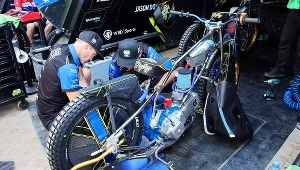 Jason Doyle w pracy przy sprzęcie. Grand Prix Niemiec 2023