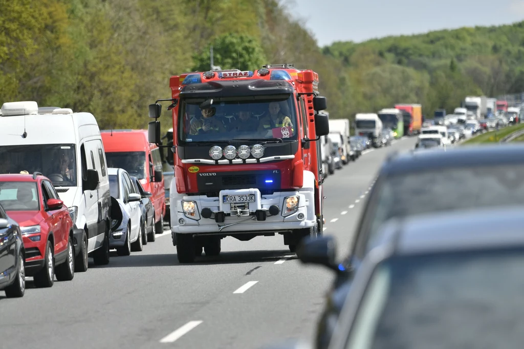 Tak wygląda wzorcowy korytarz życia. Bez problemu przejedzie nim nawet bojowy wóz straży pożarnej