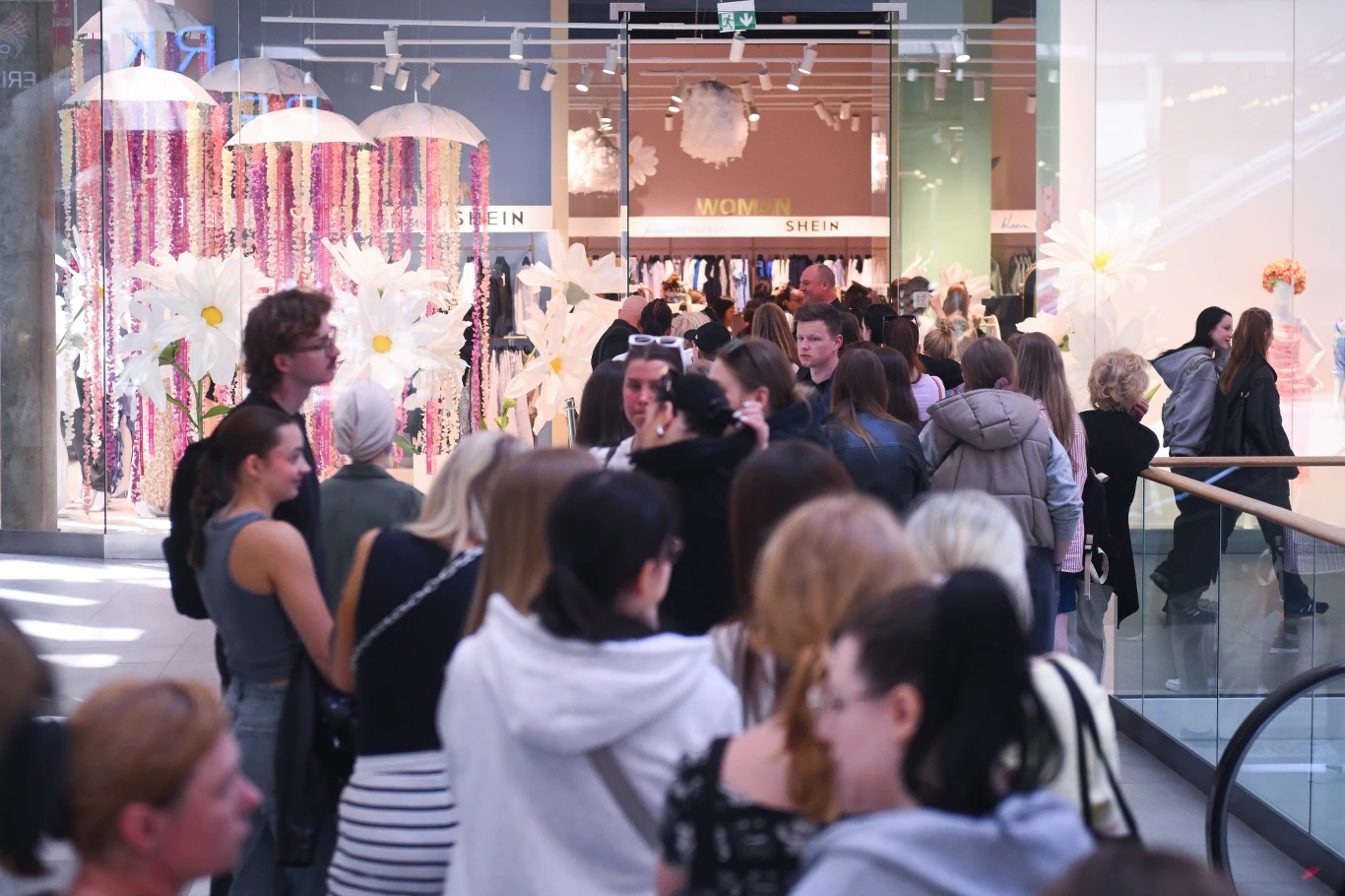 Osoby stojące w kolejce do pierwszego polskiego sklepu Shein bagatelizowały negatywny wpływ firmy na środowisko i inne kontrowersje
