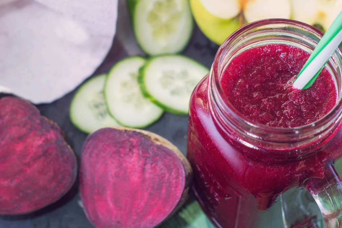 Surowe buraki i jabłka są podstawą detoksykującego koktajlu. Pij codziennie, a odmłodniejesz i poprawisz wyniki krwi Surowe buraki i jabłka są podstawą detoksykującego koktajlu. Pij codziennie, a odmłodniejesz i poprawisz wyniki krwi