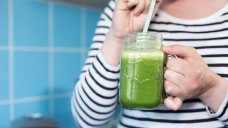 Zielony koktajl z jarmużu, szpinaku i awokado to dobry sposób na zadabnie o układ trawienny po świątecznym ucztowaniu 