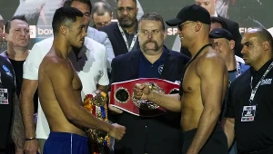 Jai Opetaia (L) i Mairis Briedis (P) podczas ceremonii ważenia