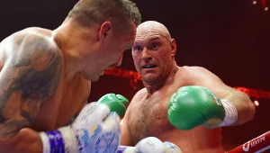 Boks. Ołeksandr Usyk oraz Tyson Fury podczas walki w ringu