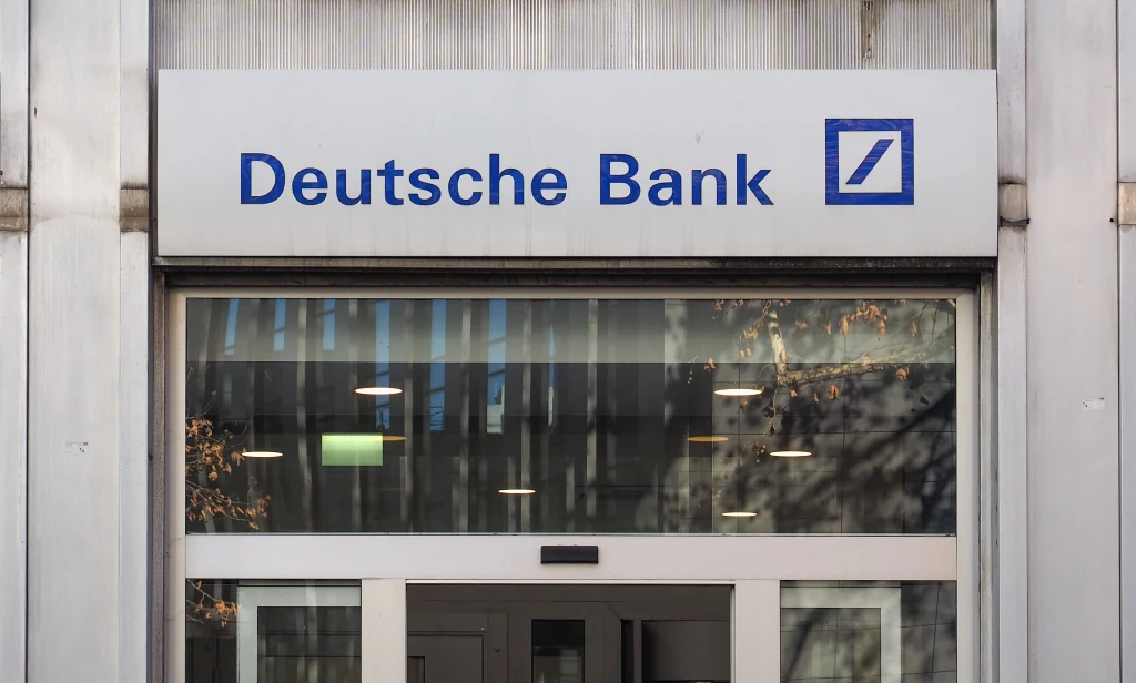 Banki wypłacają wysokie odprawy bankierom. Indywidualną kwotę 11 mln euro wypłacił Deutsche Bank