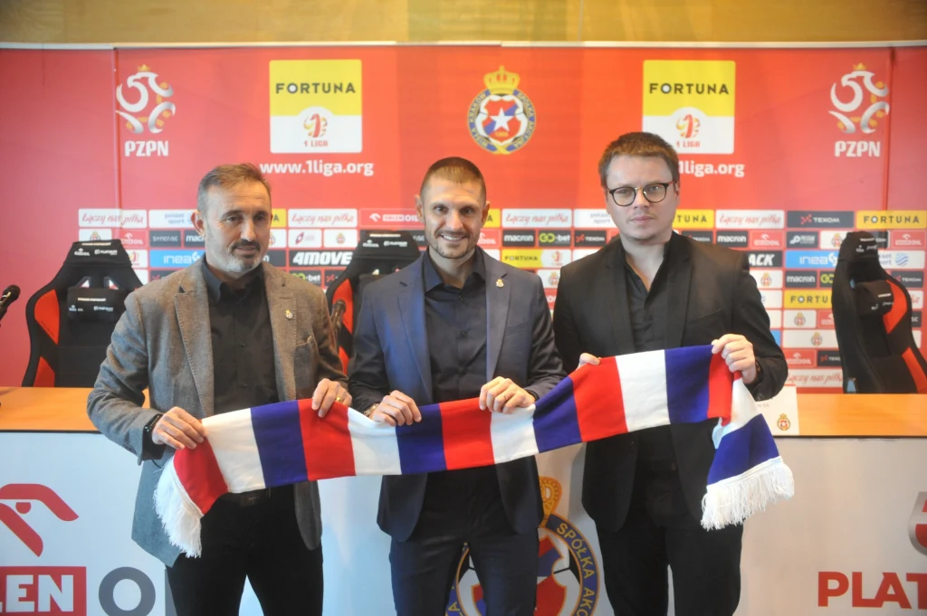 Kiko Ramirez, Albert Rude i Jarosław Królewski z Wisły Kraków Kiko Ramirez, Albert Rude i Jarosław Królewski z Wisły Kraków