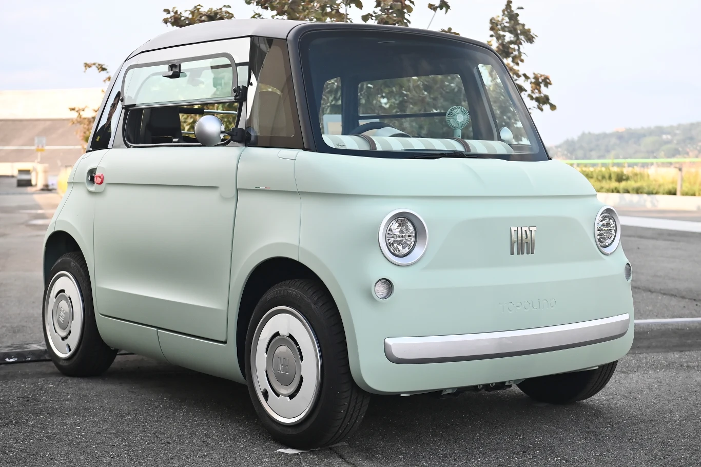 Fiat Topolino z włoską flagą na błotniku