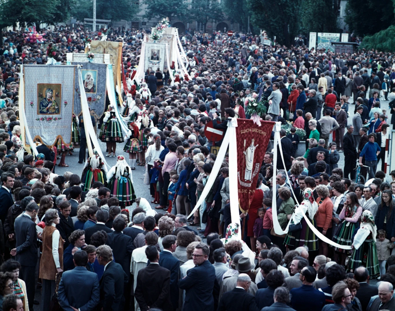 Procesja w Łowiczu w 1990 r. Procesja w Łowiczu w 1990 r.