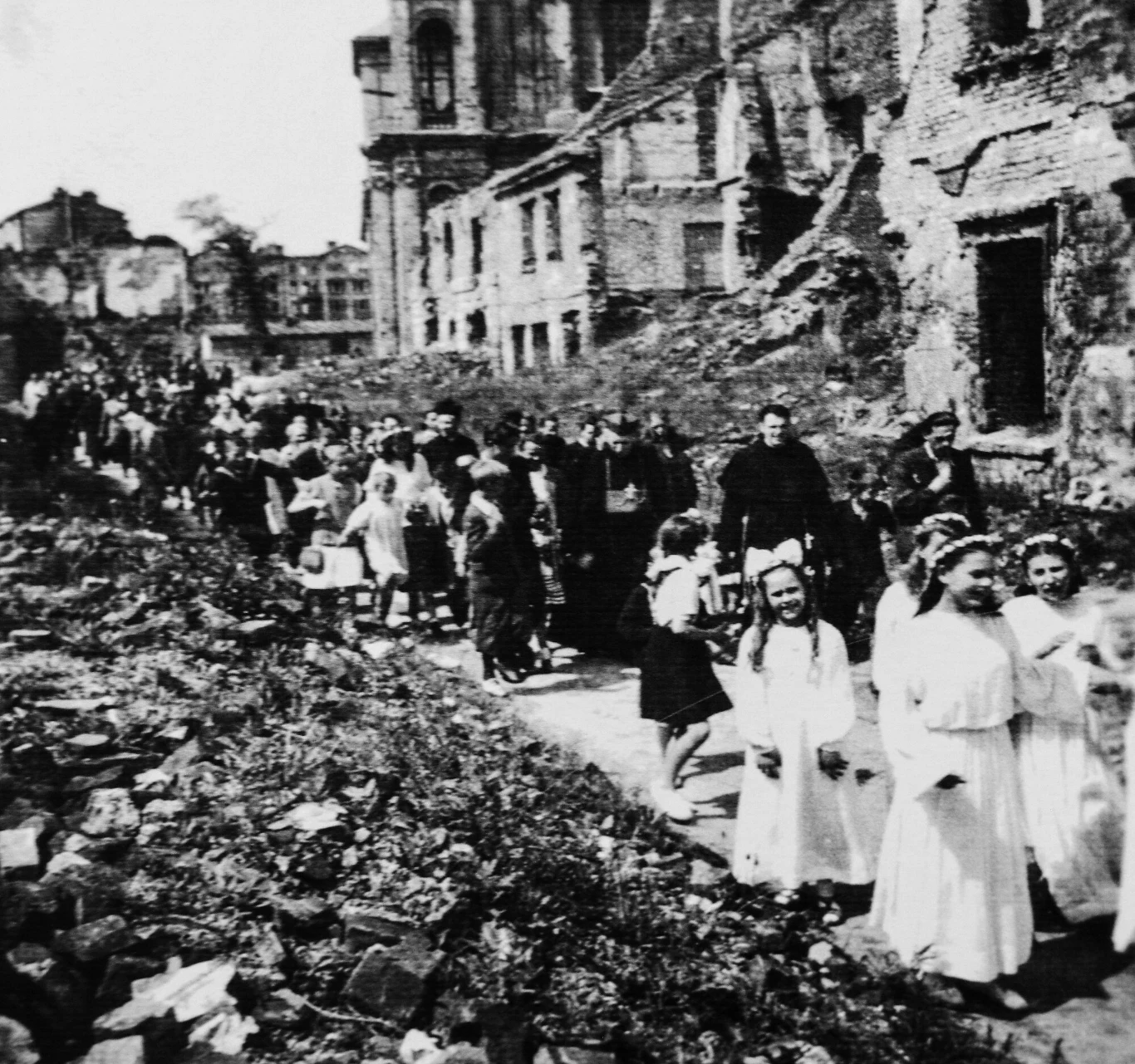 Procesja Bożego Ciała wśród ruin Warszawy, 1945 r. Procesja Bożego Ciała wśród ruin Warszawy, 1945 r.