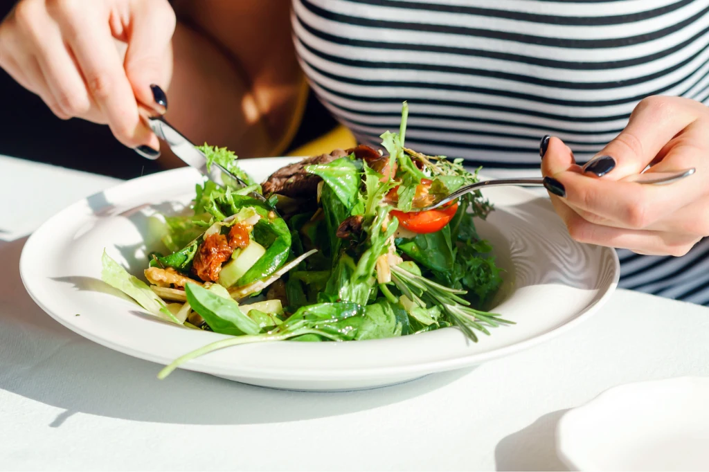 Rezygnują z mięsa i cieszą się zdrowiem. Dietetyk: spada ryzyko raka i otyłości