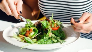 Rezygnują z mięsa i cieszą się zdrowiem. Dietetyk: spada ryzyko raka i otyłości