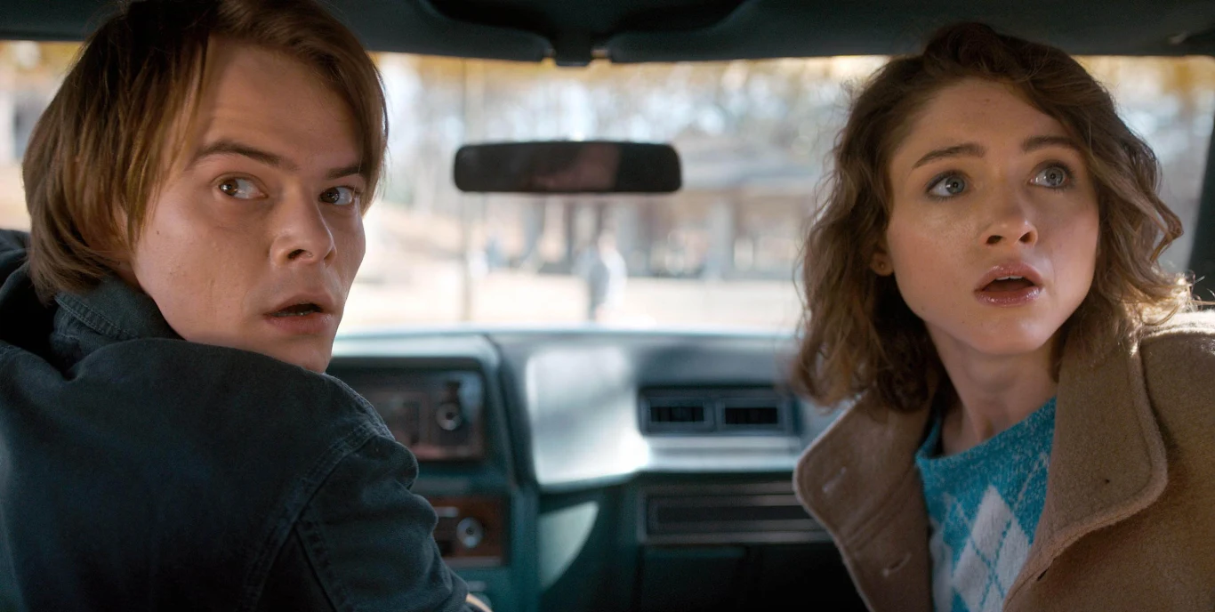 Charlie Heaton i Natalia Dyer w "Stranger Things" Charlie Heaton i Natalia Dyer w "Stranger Things"