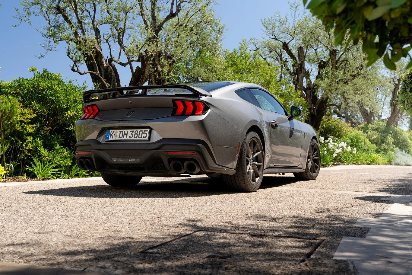 Ford Mustang siódmej generacji jest dostępny w nowej, bardziej rasowej odmianie Dark Horse.