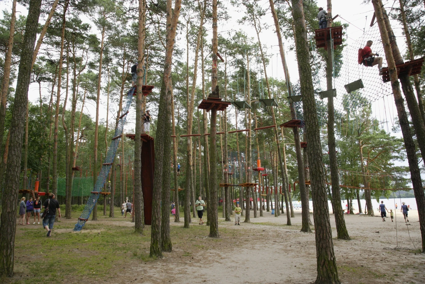 Park linowy to tylko jedna z wielu atrakcji, jakie czekają na turystów nad zalewem Sielpia. Park linowy to tylko jedna z wielu atrakcji, jakie czekają na turystów nad zalewem Sielpia.