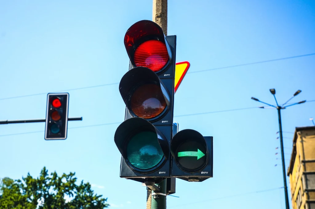 Zielona strzałka warunkowa pozwala na skręt mimo czerwonego światła. Ale czy to oznacza, że można na niej zawracać?