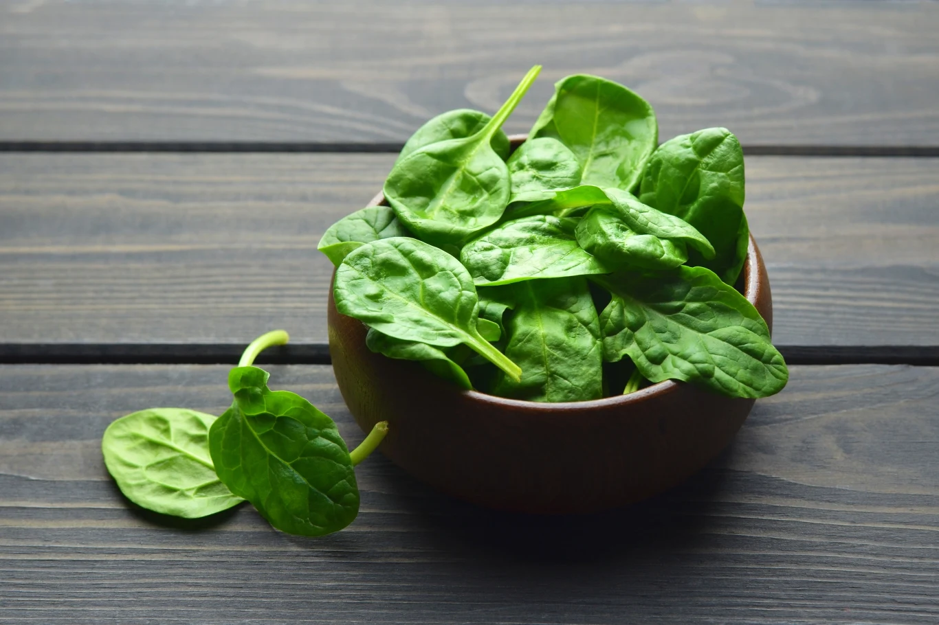 Świeży szpinak zawiera więcej witamin i minerałów niż mrożony.