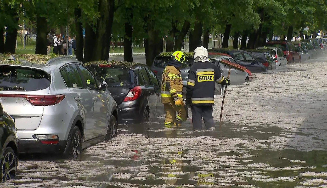 Skutki gwałtownej burzy z gradem w Gnieźnie Skutki gwałtownej burzy z gradem w Gnieźnie