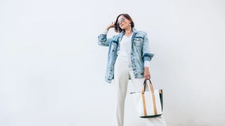 W sklepach możemy obecnie znaleźć wiele różnych modeli spodni. Największą popularnością cieszą się spodnie wide leg, z szerokimi nogawkami. 