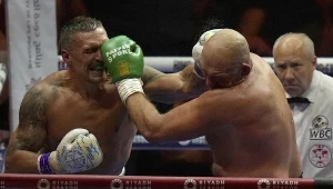 Ołeksandr Usyk (z lewej) zgarnął pełną pulę, ale o sile ciosów Fury'ego mógłby dużo opowiedzieć   