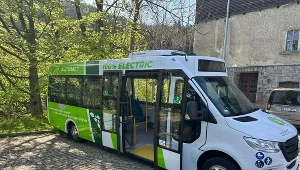 Minister pokazała elektrycznego busa, który ma kursować na drodze do Morskiego Oka