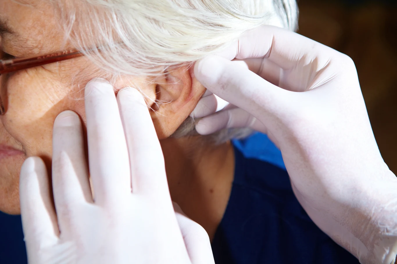 Do otolaryngologa zgłaszają się najczęściej pacjenci cierpiący z powodu infekcji, problemów z głosem lub słuchem Do otolaryngologa zgłaszają się najczęściej pacjenci cierpiący z powodu infekcji, problemów z głosem lub słuchem