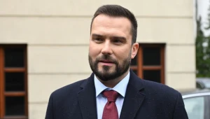 W 10. odcinku 21. sezonu "Komisarza Aleksa" w łódzkim komisariacie zjawi się nadinspektor Łukasz Gruda (Michał Lesień-Głowacki)