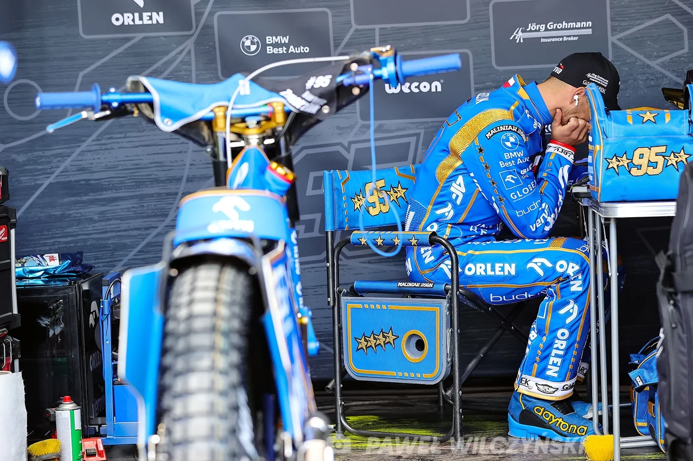 Bartosz Zmarzlik analizuje sytuację w Grand Prix w swoim boksie. Bartosz Zmarzlik analizuje sytuację w Grand Prix w swoim boksie.