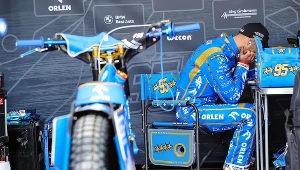 Bartosz Zmarzlik analizuje sytuację w Grand Prix w swoim boksie.