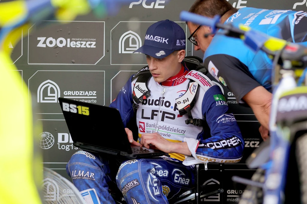 Bartosz Smektała rozcztytuje parametry motocykla Bartosz Smektała rozcztytuje parametry motocykla