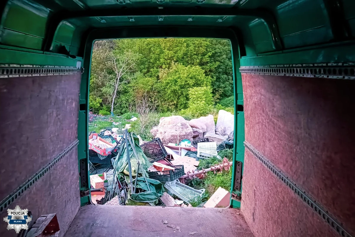 Bus pełen śmieci w woj. mazowieckim