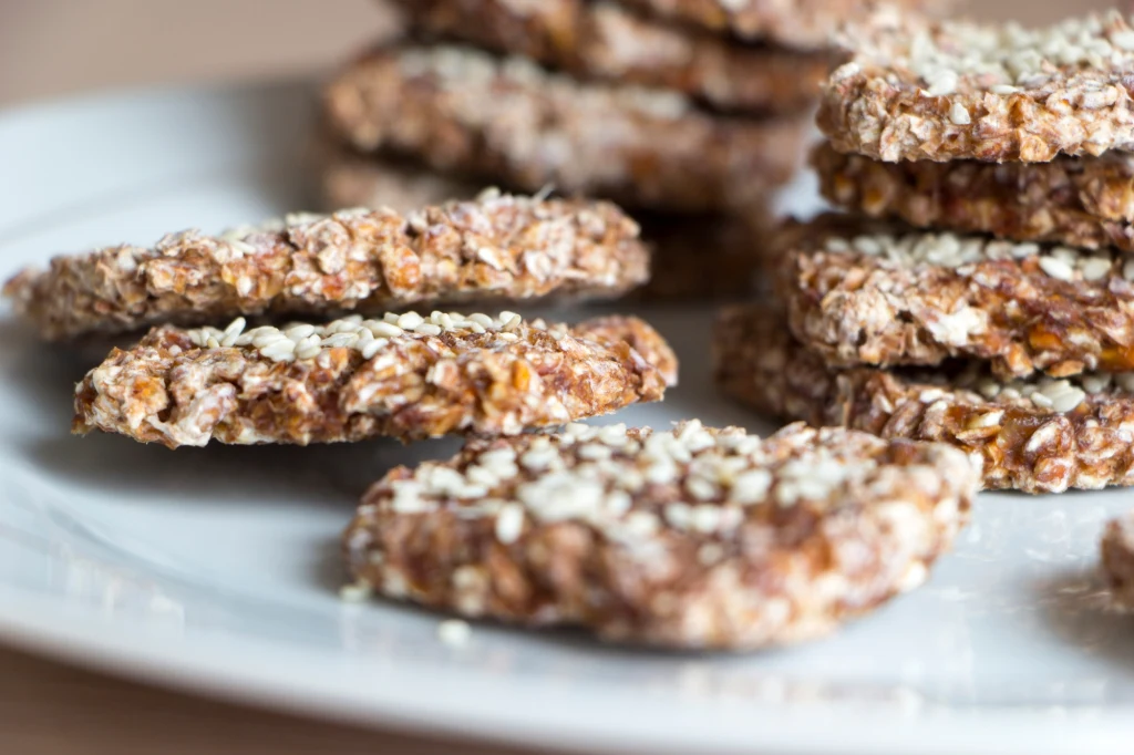 Ciasteczka z ziaren, nasion i otrąb to źródło błonnika - istotnego nie tylko dla figury, ale i zdrowia układu krążenia 